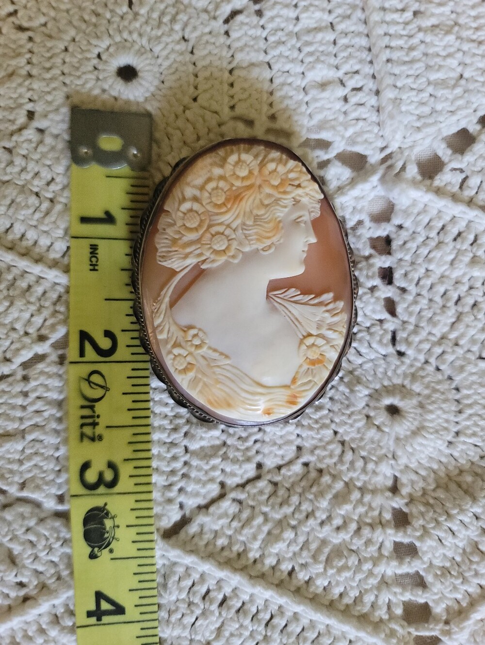 Antique carved shell cameo brooch of floral motifs, 10k GF setting Italy. - Picture 6 of 8